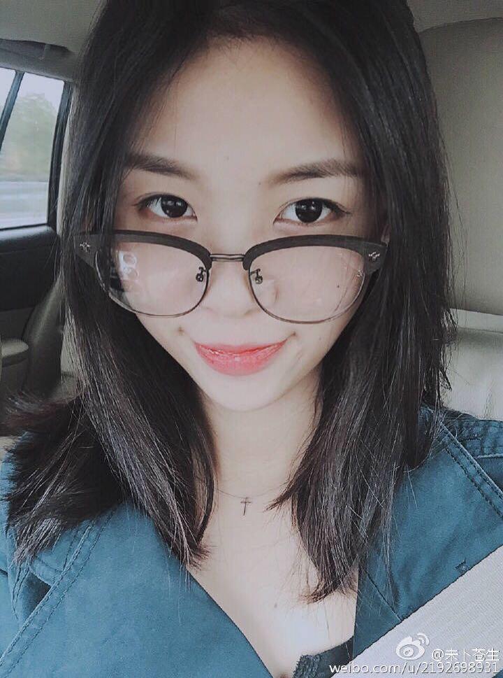 戴眼镜的女孩怎样自拍好看