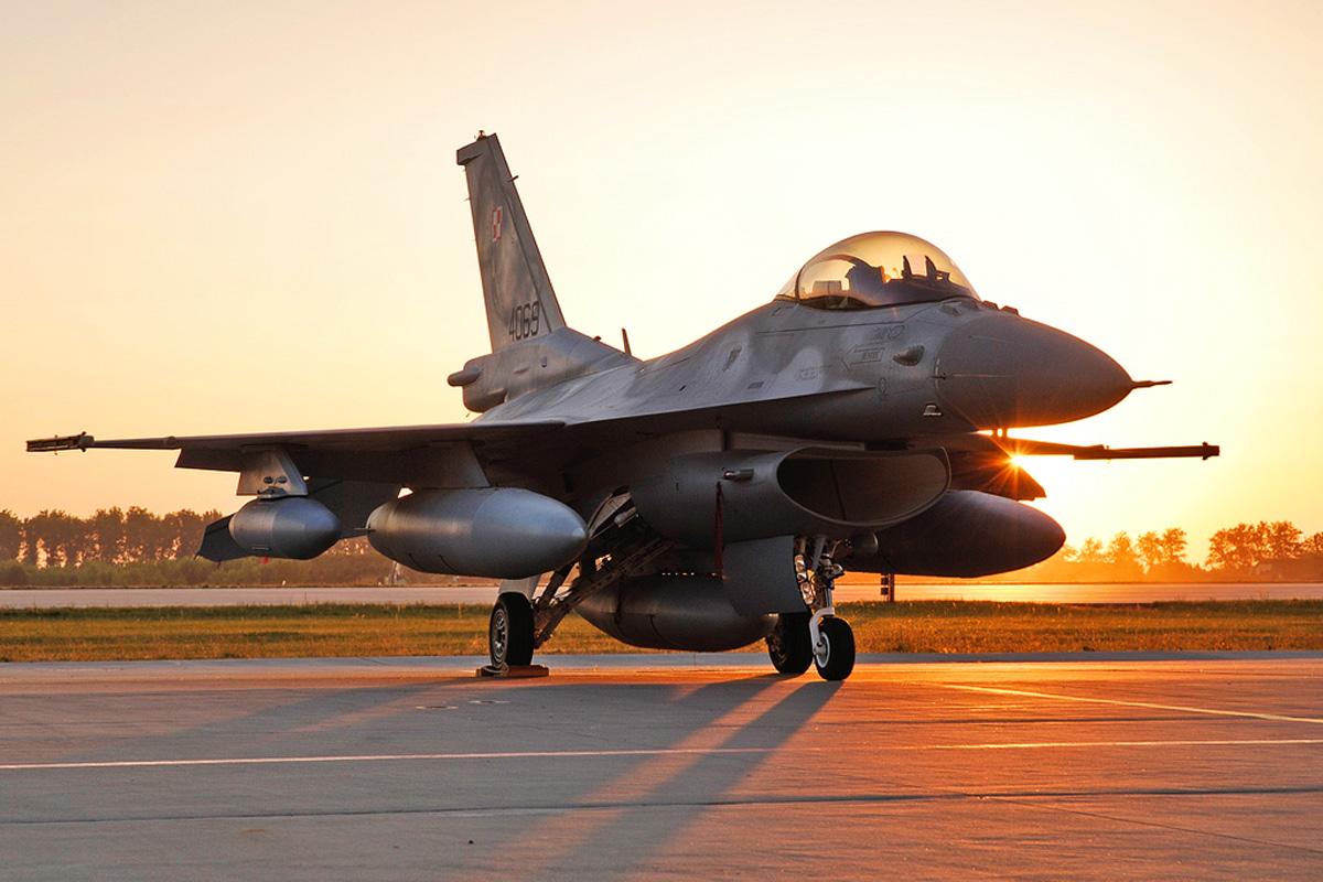 为什么苏27歼10f16等战斗机发动机进气口没有与机身融合