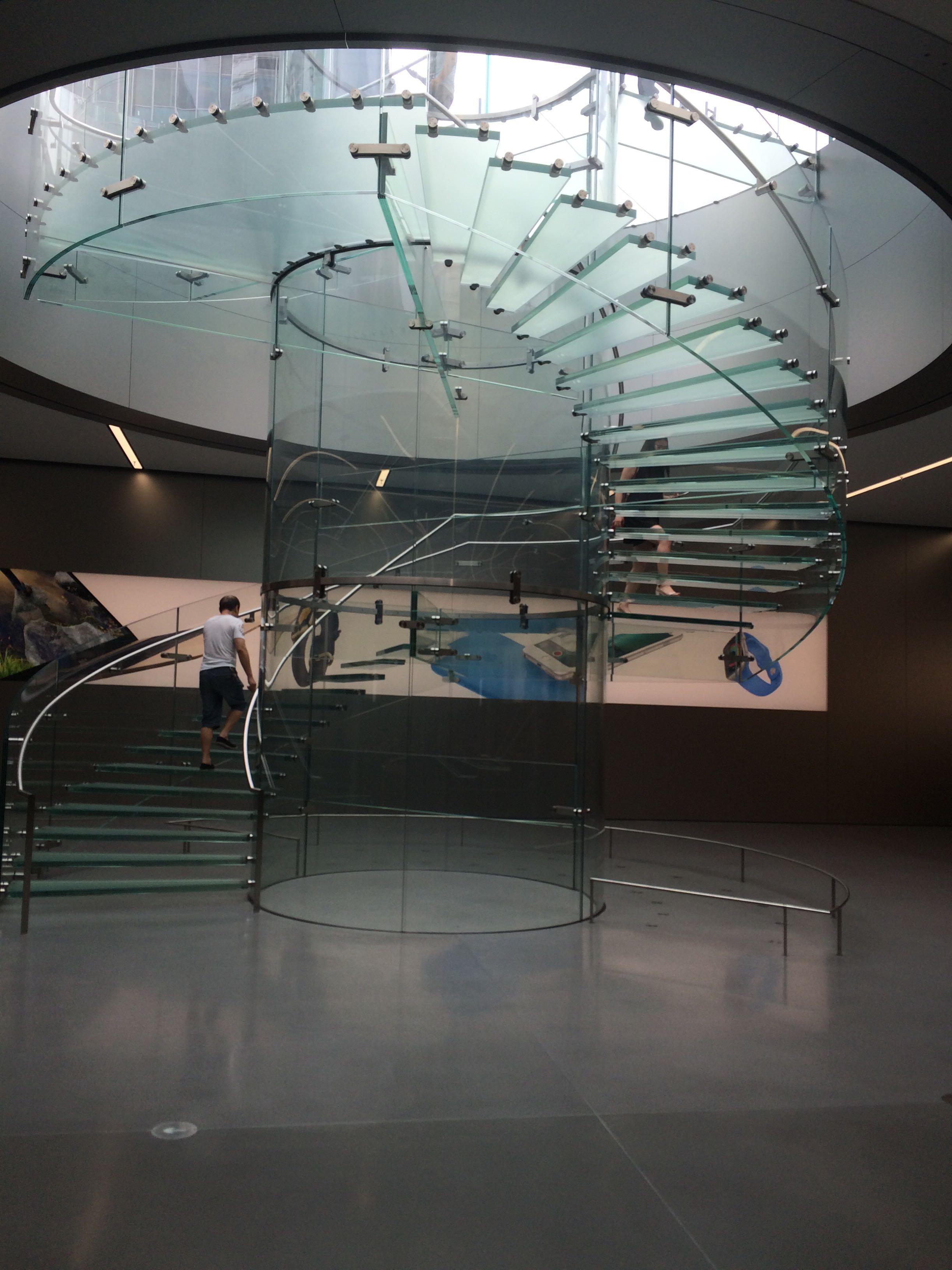 香港applestore内的玻璃旋转楼梯是如何建造出来的