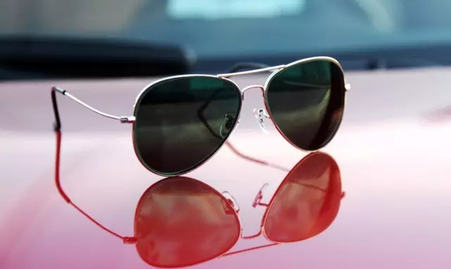 偏光镜和普通墨镜到底有什么区别？为什么开车戴偏光镜更安全？