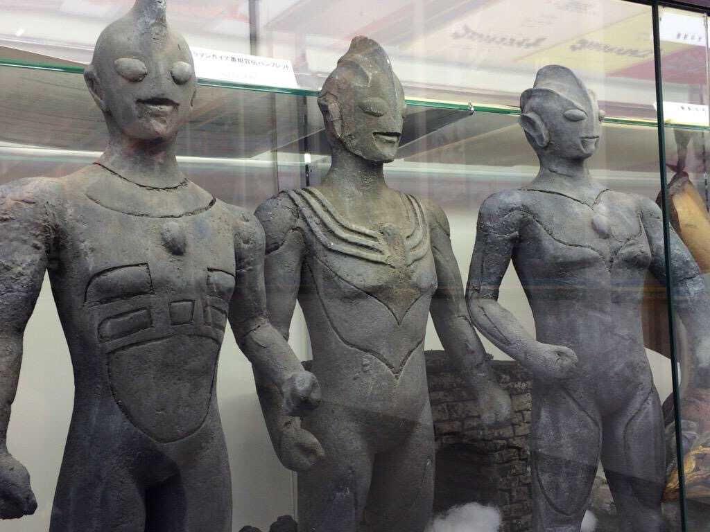 和迪加奥特曼一起出现的另外两个石像是谁