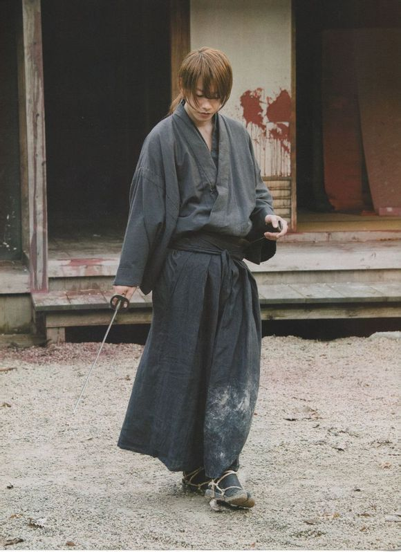 日本武士电影里是穿的木屐吗如果是的话为什么还能跑的那么快跪求大神