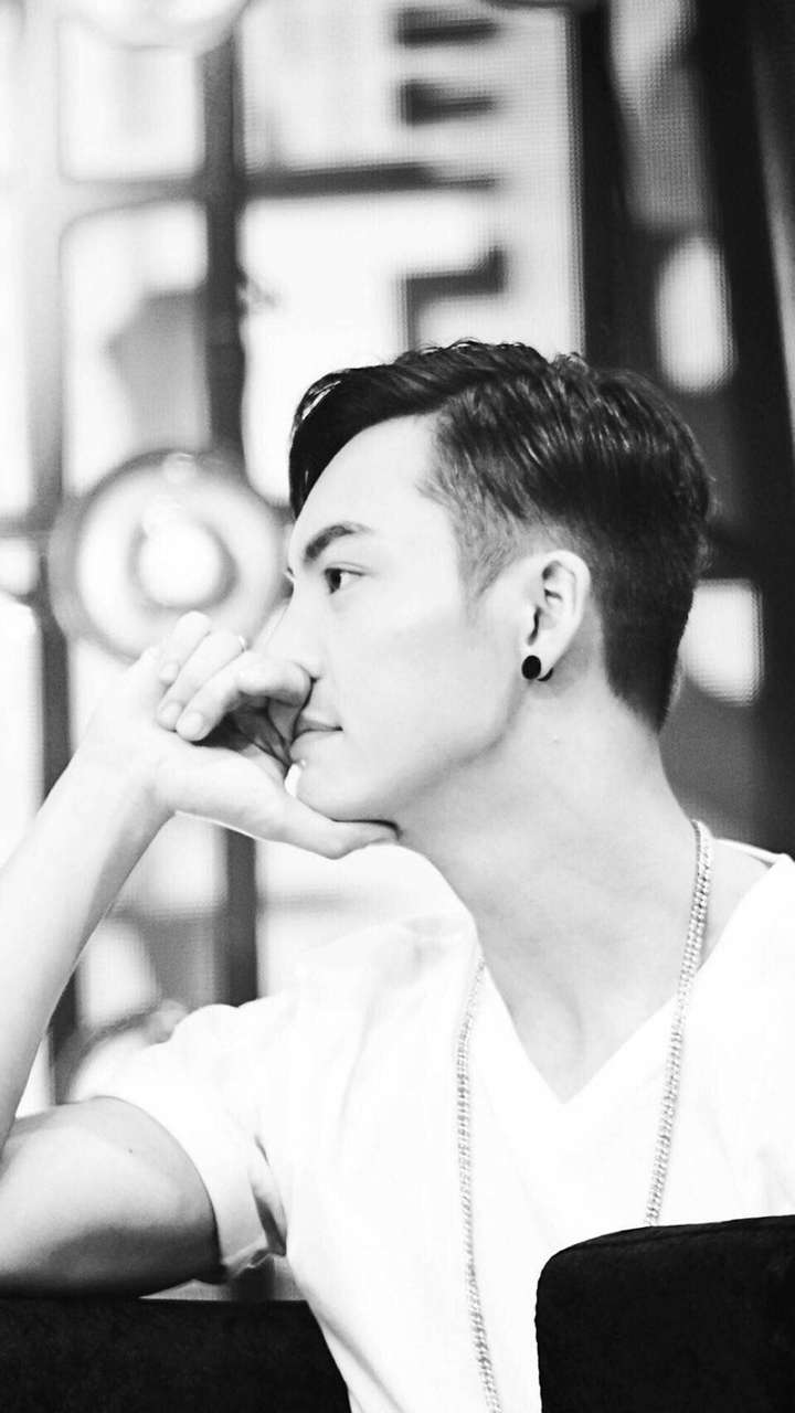 我好想去打个耳洞啊,你们觉得男生打耳洞合适吗?