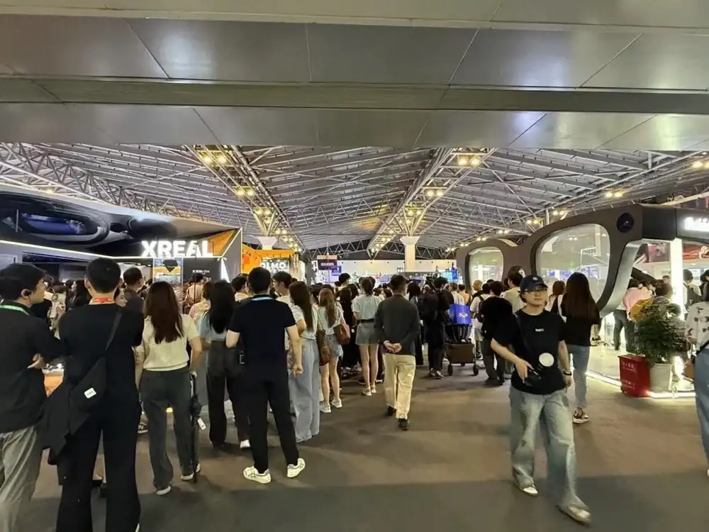 直击WAIC：大模型低调出展，机器人各出奇招
