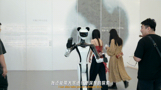 清华校友打造人形机器人最靓「小腰精」！商场擦鞋熊猫陪玩，订单爆棚