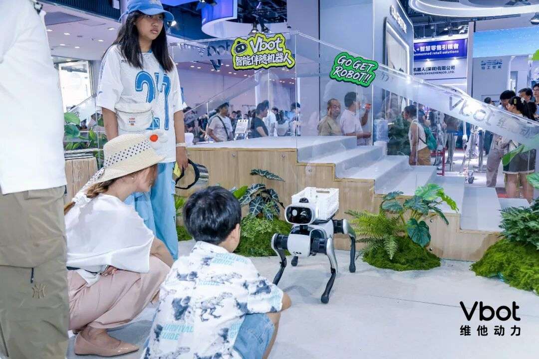 AI 是具身智能的胜负手吗？半年融资3亿后，VBot 首款产品做得怎么样？｜对谈维他动力联创赵哲伦