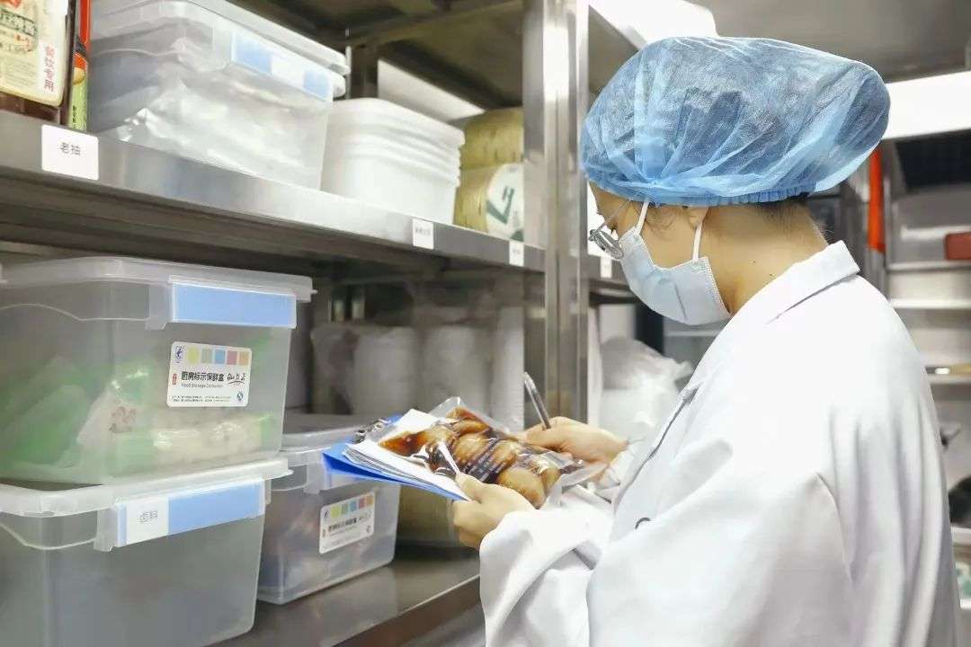 用 AI 生图的外卖店，我劝你别点