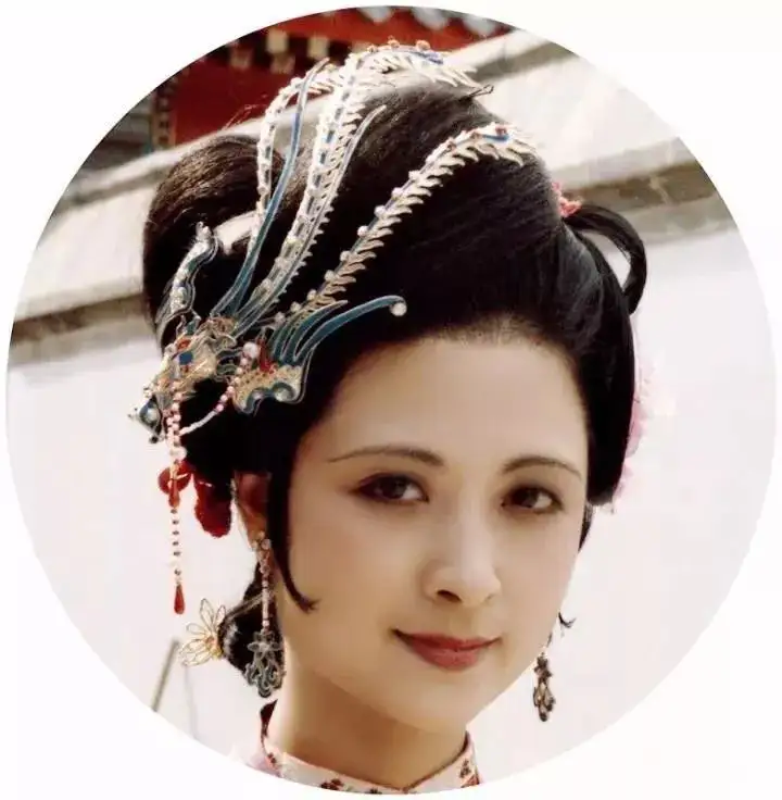 《红楼梦》里的尤二姐住在小花枝巷不好吗？为何非得要进贾府呢？
