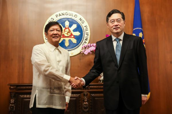 秦刚访问菲律宾，取得新一届菲律宾总统马科斯发展双边关系的友善承诺-墨铺
