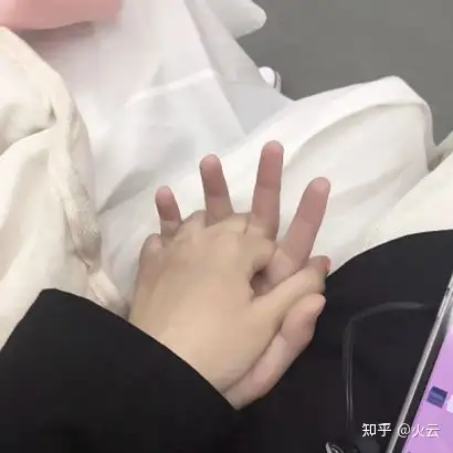 爬山下坡滑,男生每到滑的地方就去牵女生的手,过了就松手.