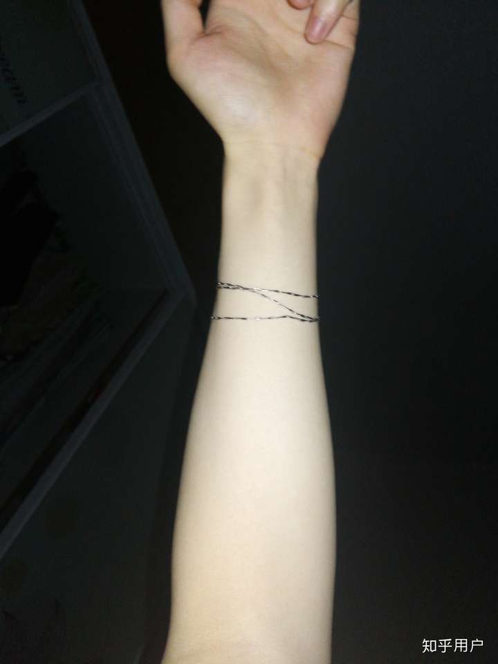 本人女,手腕脚腕关节都很细,奈何是天生肌肉型体质,所以腿部,胳膊看着