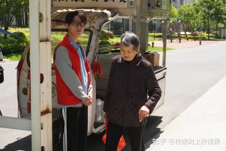 【活力校园】青春播爱 雅韵传情 | 塘栖校区学生志愿者助力枇杷湾社区送戏下乡活动(图2) 【活力校园】青春播爱 雅韵传情 | 塘栖校区学生志愿者助力枇杷湾社区送戏下乡活动(图2)