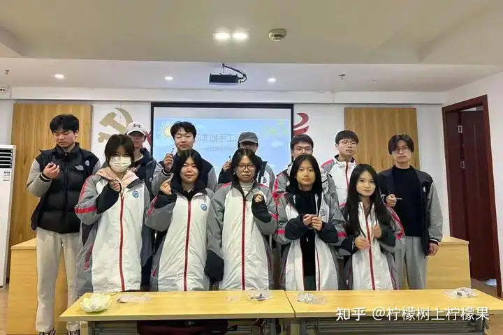 巧手传温情 童心映暖冬 | 我校学生参与枇杷湾社区手工坊志愿服务活动！