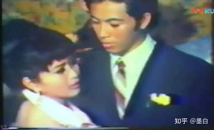 柬埔寨前电影明星lim sophan，后来加入了红色高棉，于1979年被愤怒的民zhong所纱。图片出自1972年的柬埔寨爱情电影《一万天的爱情思念》