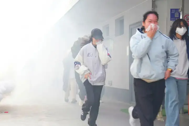 浙江省广播电视中等专业学校富阳校区开展消防安全演练活动！(图1)