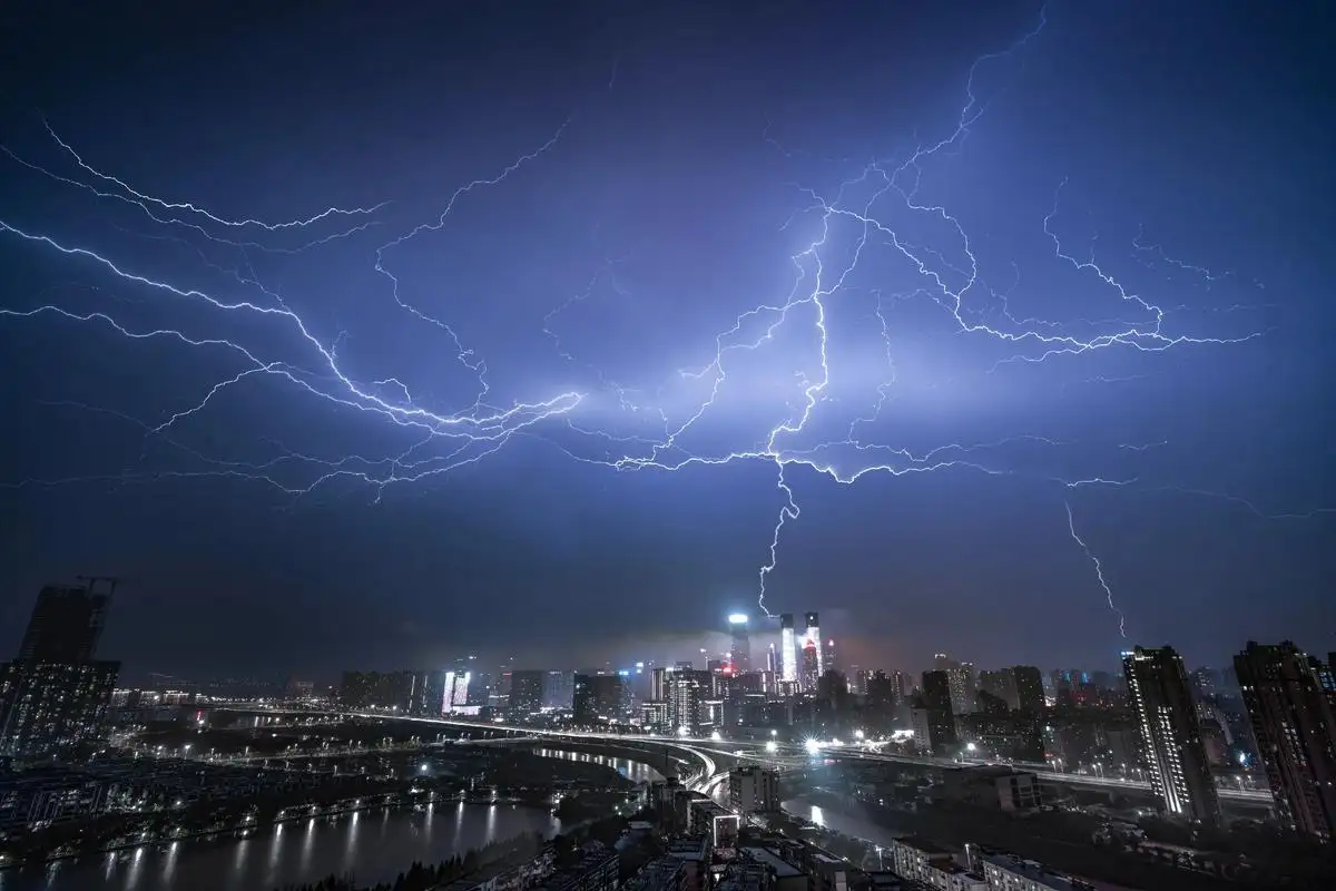 为什么古人说雷声大就雨点小？真的是这样百分之百准确么，我咋记得暴雨是雷声大雨点也大？