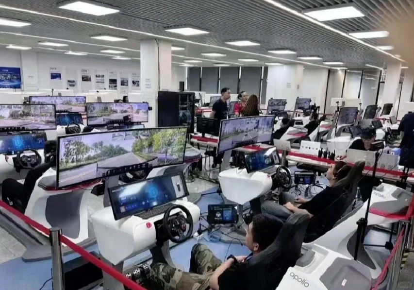 绷不住，人形机器人就是机器+半个人，具身没有智能全靠「人工」？