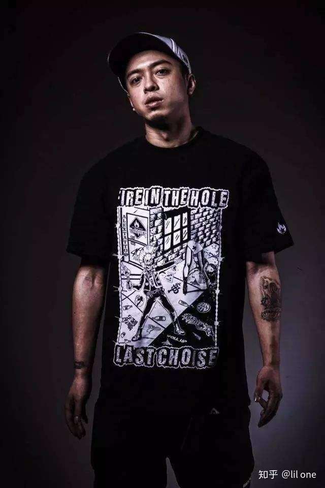 不过据他的代表作《自由之路》中透露出自己是1989年出生 西奥最早在