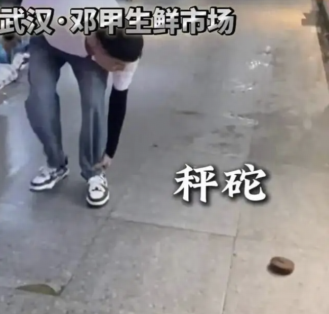 顾客买鱼要求不宰杀遭商贩扔秤砣，商贩被行拘 12 天，怎样从法律角度解读？如何才能杜绝缺斤短两的现象？缩略图