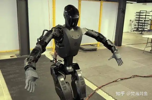 美媒称美已在俄乌战场部署持枪机器人，可 AI 评估战场射击，其作战能力如何？人形机器人上战场靠谱吗？