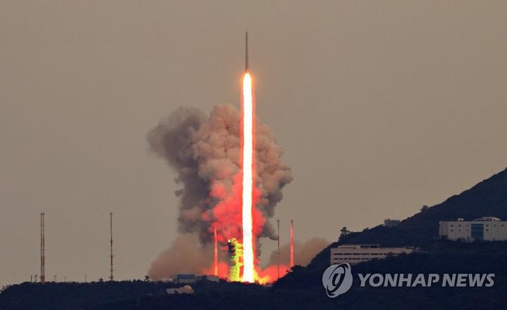 <b>「世界」号火箭第三次发射取得成功，尹锡悦称韩国已是航天强国，如何评价韩国的航天水平？</b>