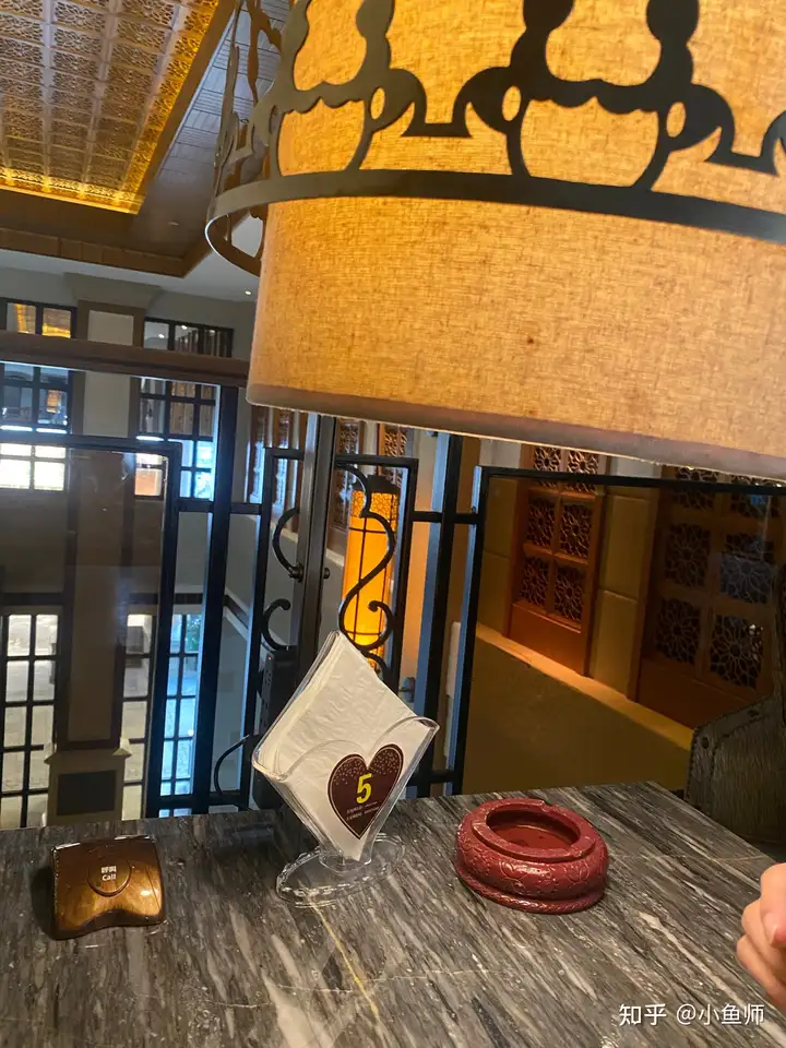 女友目前在足疗店，她说是正规的那种，每晚都在凌晨三点回去，大家认为是否有猫腻？