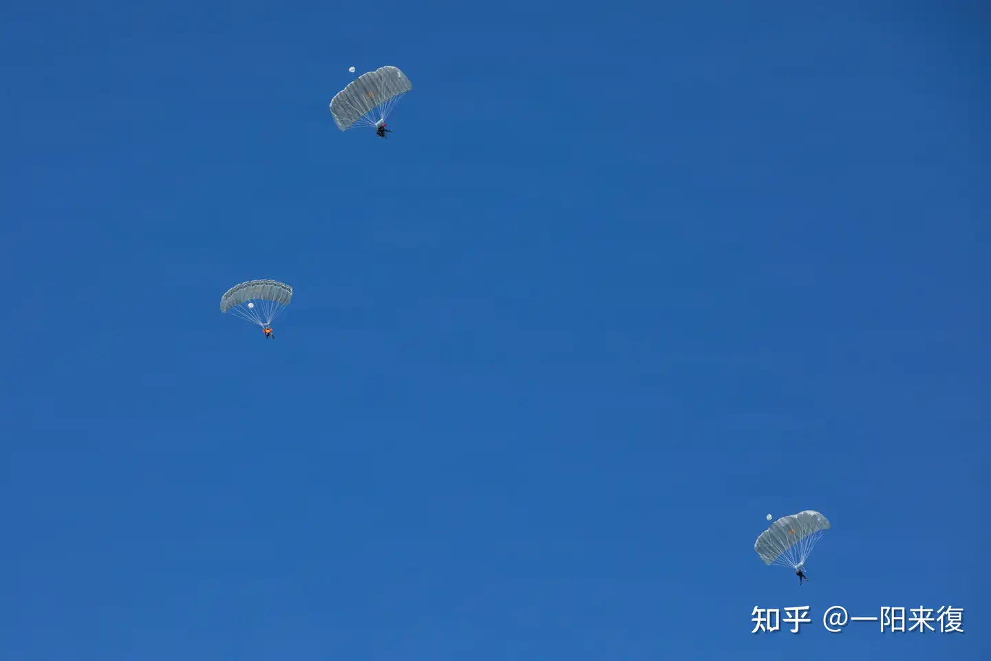 2 架美军运输机执行救援任务时被困，美军随后将被困飞机炸毁，为什么要这么做？飞机落入伊朗手中会怎么样？