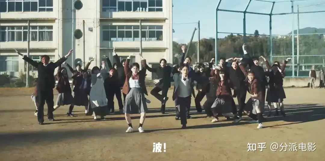 《新集体》荒诞诡异+抽象惊悚,年度“发疯”恐怖片