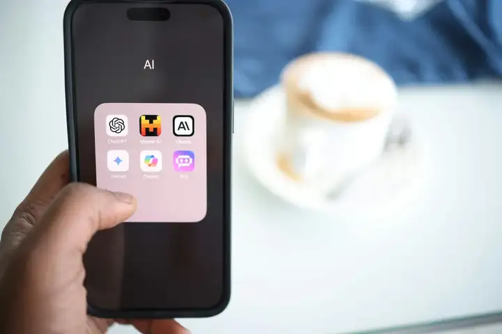 只是和 ChatGPT 多聊了几句，正常人竟患上妄想症？AI 正在引发「赛博精神病」