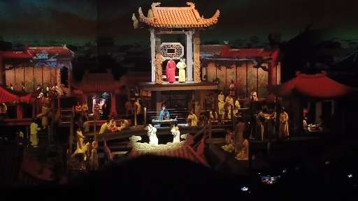 卢敢敢 的想法: 又见河南! | 今年有幸去郑州看了王朝歌的又一力作《又见河南》,最冲击我的是集结全国100多名编剧创作这… - 知乎