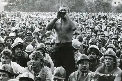 库兹巴斯的劳动集体罢工委员会大会,1989,矿工在苏联末期的大罢工中控制了大量的矿山并成为了最主动支持民族主义者的群体