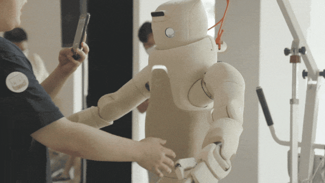 宇树、大疆、傅利叶、小米… 我们盘点了 2025 年的 15 款新 AI 硬件