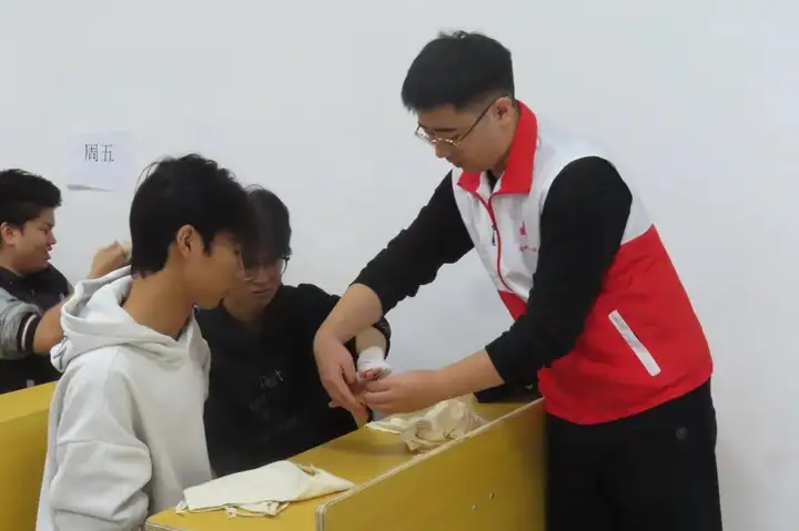 提升急救技能 构建生命防线 | 塘栖校区红十字应急救援培训(图2)