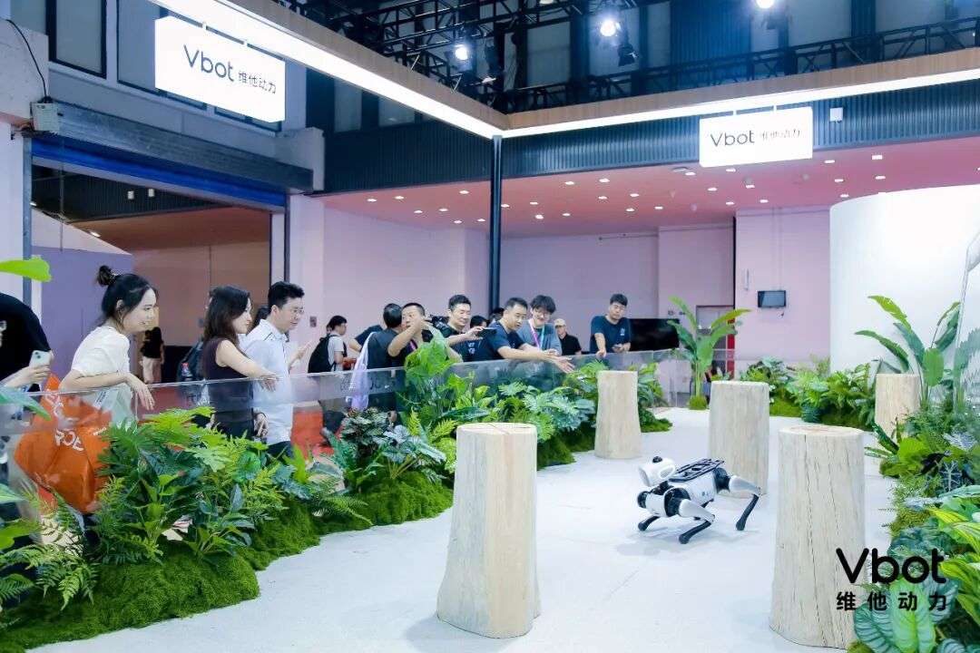 AI 是具身智能的胜负手吗？半年融资3亿后，VBot 首款产品做得怎么样？｜对谈维他动力联创赵哲伦