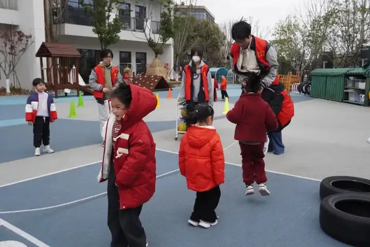 浙江省广播电视中等专业学校学子参与塘栖第一幼儿园元旦迎新游园志愿服务活动!(图6) 浙江省广播电视中等专业学校学子参与塘栖第一幼儿园元旦迎新游园志愿服务活动!(图6)