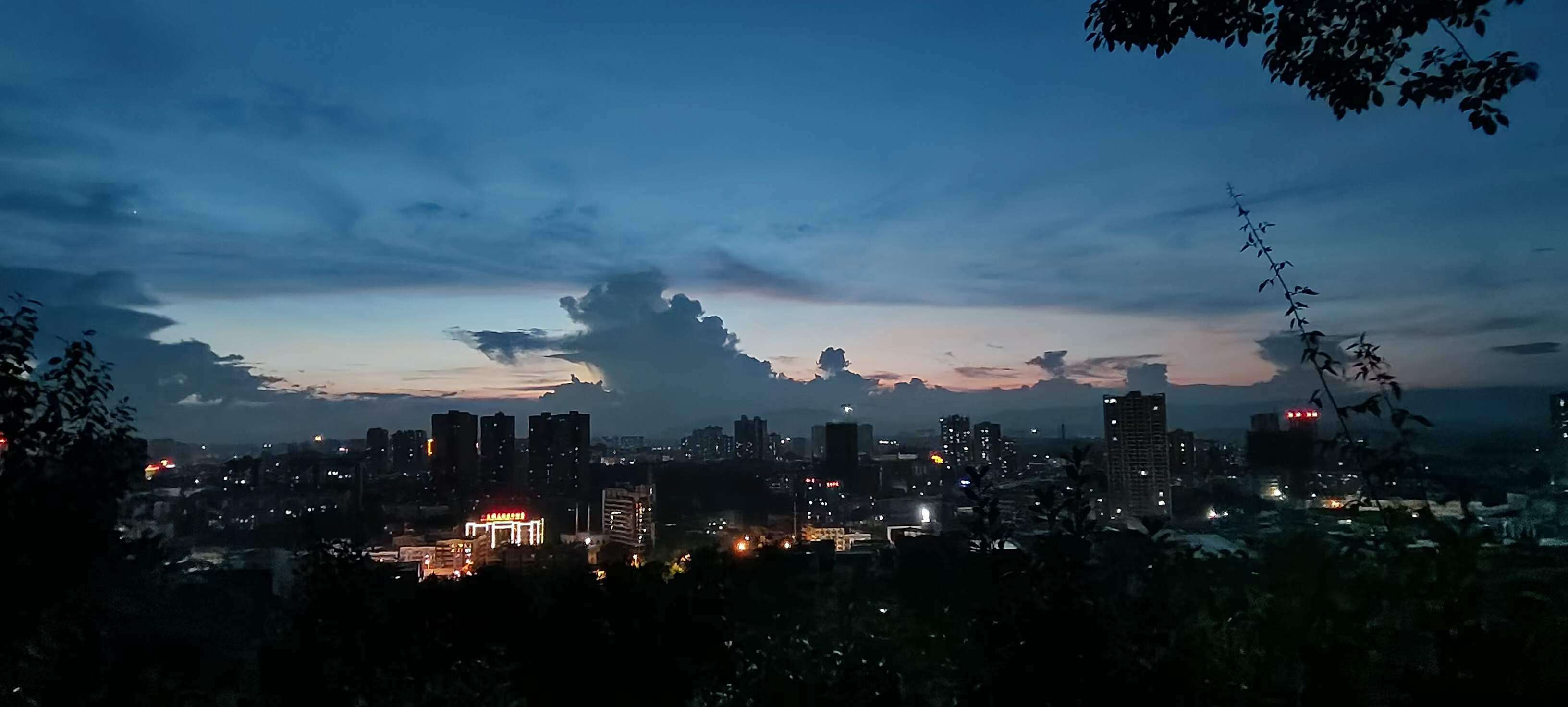 夜幕下的山城|米娜娜