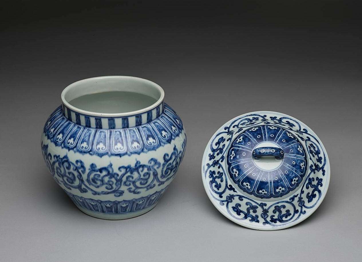 心中即天下 的想法: 明宣德景德镇官窑青花卷草莲瓣纹罐,高19