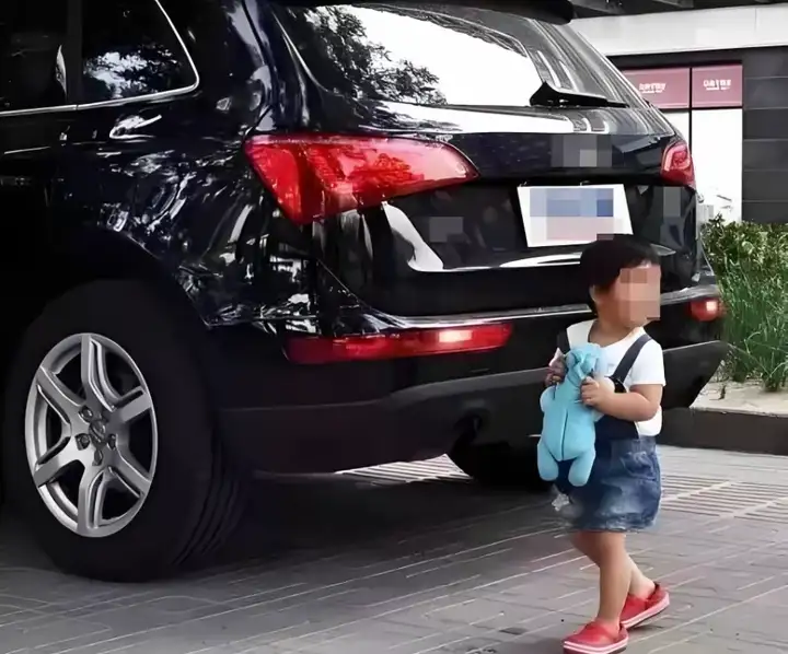 「上车前在车下绕行观察一圈」很多人都做不到，为什么科目一还要定这个规矩？