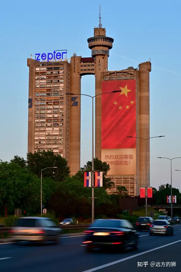 塞尔维亚街头现巨幅五星红旗，「热烈欢迎尊敬的中国朋友」，这一现象释放了什么信号，有哪些信息值得关注？