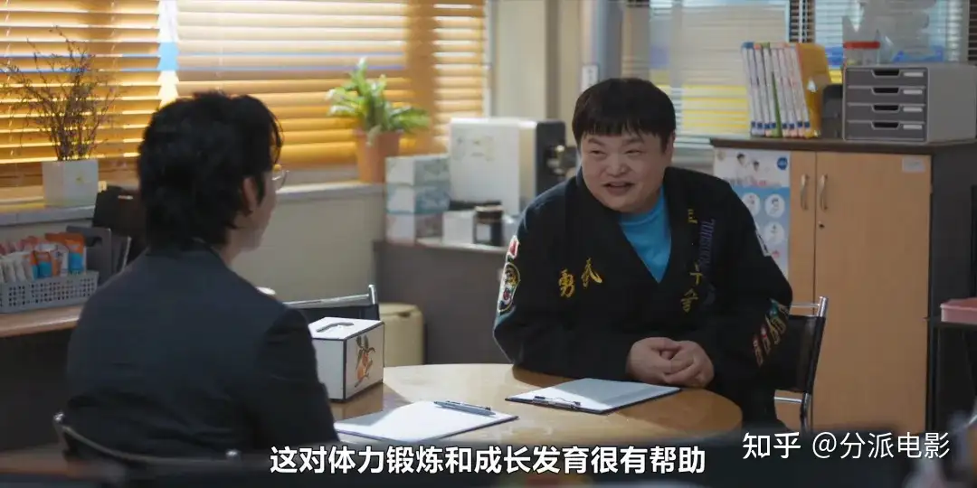 《UDT：我们小区特工队》笑不活了，这两位“恶人”演喜剧超有料