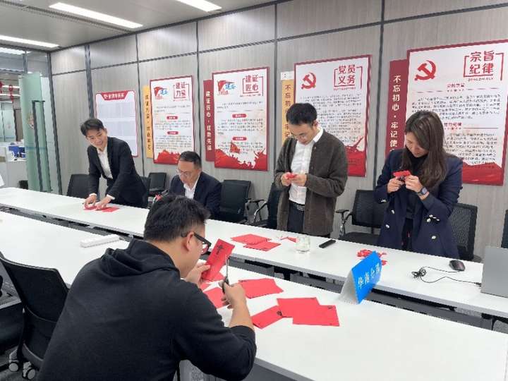 中建二局投资公司华南分部组织开展春节传统剪纸活动