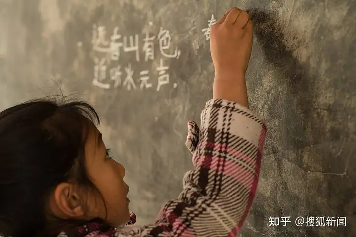 委员建议彻底消除留守儿童现象，建设「城市农民工子弟寄宿制学校」，你认为这一建议的可行性有多高？