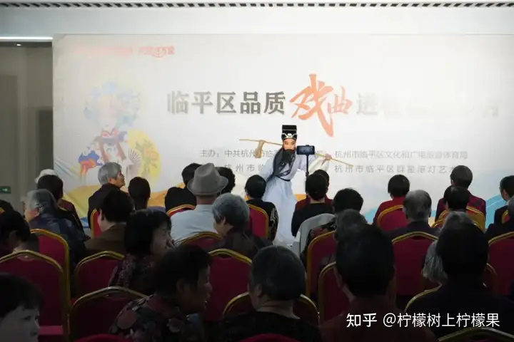 【活力校园】青春播爱 雅韵传情 | 塘栖校区学生志愿者助力枇杷湾社区送戏下乡活动(图7) 【活力校园】青春播爱 雅韵传情 | 塘栖校区学生志愿者助力枇杷湾社区送戏下乡活动(图7)