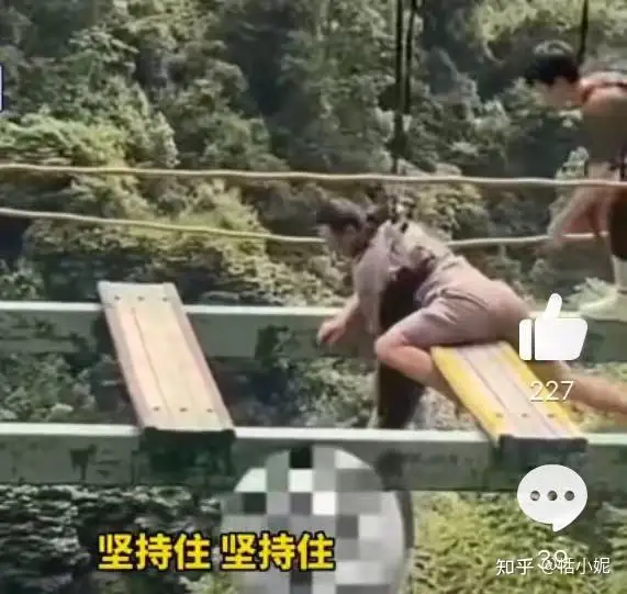 新鲜出炉（湖北恩施一游客从吊桥上坠落，景区回应