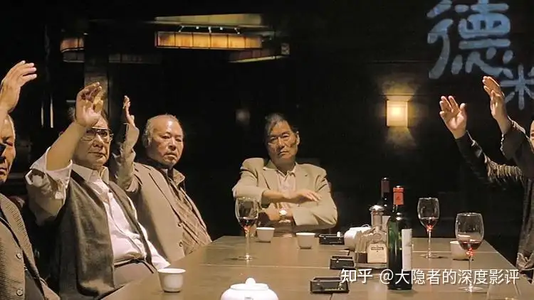 《黑社会２》：阿乐的小弟向吉米投降，大家坐在一起吃火锅，那些小弟为什么仍是一副战战兢兢的怂样？