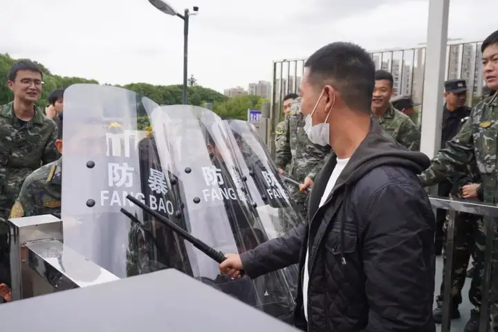 筑牢安全防线 守护平安校园 | 塘栖校区反恐防暴安全演练(图7)
