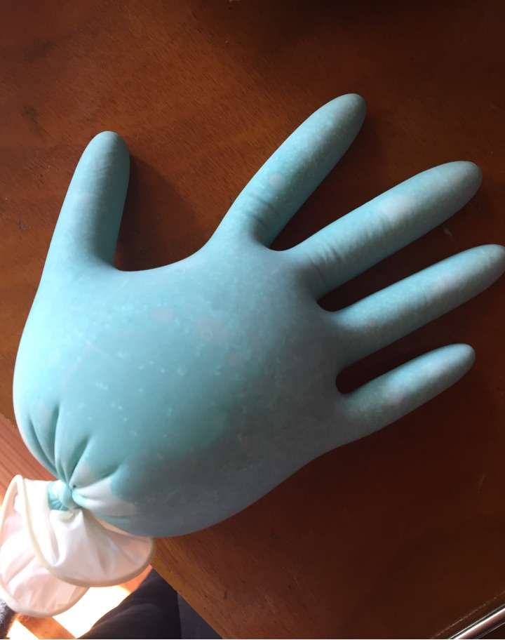 江辰吹医用塑胶手套当气球向陈小希求婚 我宿舍大哥搁手套里灌水晶泥