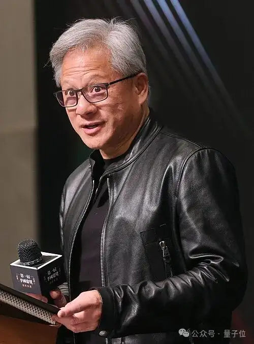 黄仁勋：每天都在用AI，提示工程可以提高认知水平
