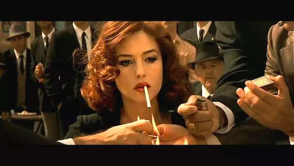 烂她的衣服,蹂躏她的身体,撕扯她的头发,多年的嫉妒忿恨终于得以发泄