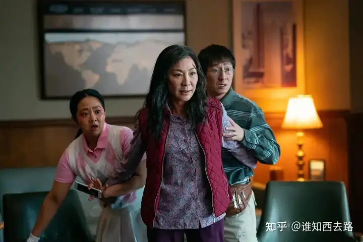 《瞬息全宇宙》是不是形式大过内容？情感内核是不是太老套了？(瞬息词语解释)